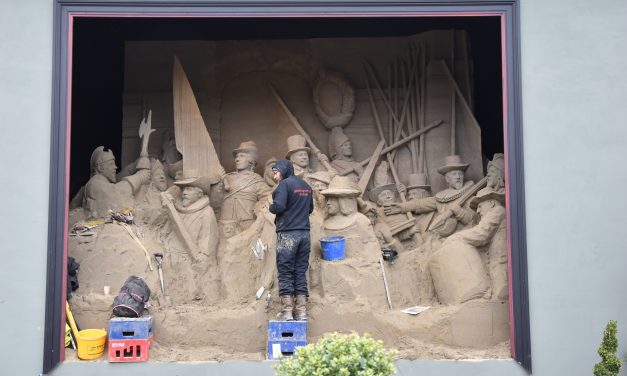 Grootste Nachtwacht ter wereld staat bij ’t Veluws Zandsculpturenfestijn